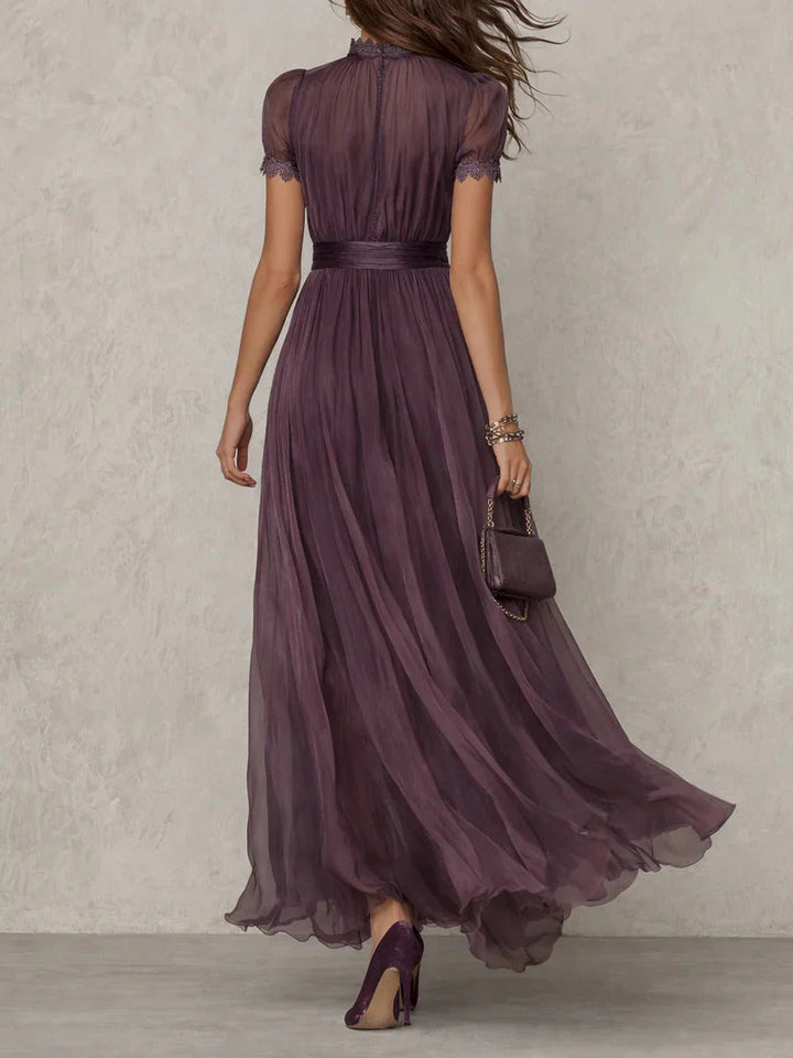 Celia | Vestido largo violeta con escote a lágrima y detalles en encaje